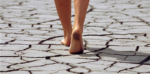 3 основных причины появления трещин на стопах ног