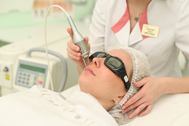 Проведение процедуры лазерной терапии в косметологической клинике