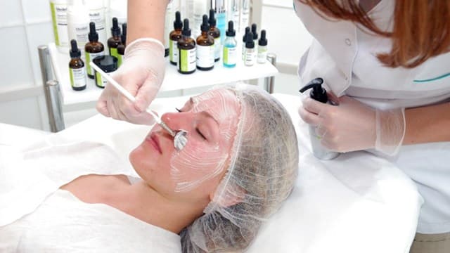 Репрограммирующий пилинг как разновидность химического поверхностного очищения кожи лица